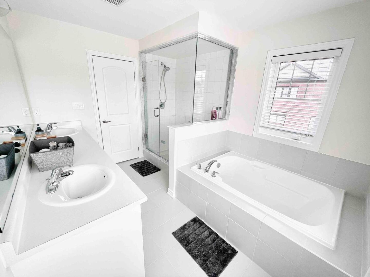 Large 5 Bedroom Newly Built Home Sleeps 12 Persons Thorold Ngoại thất bức ảnh